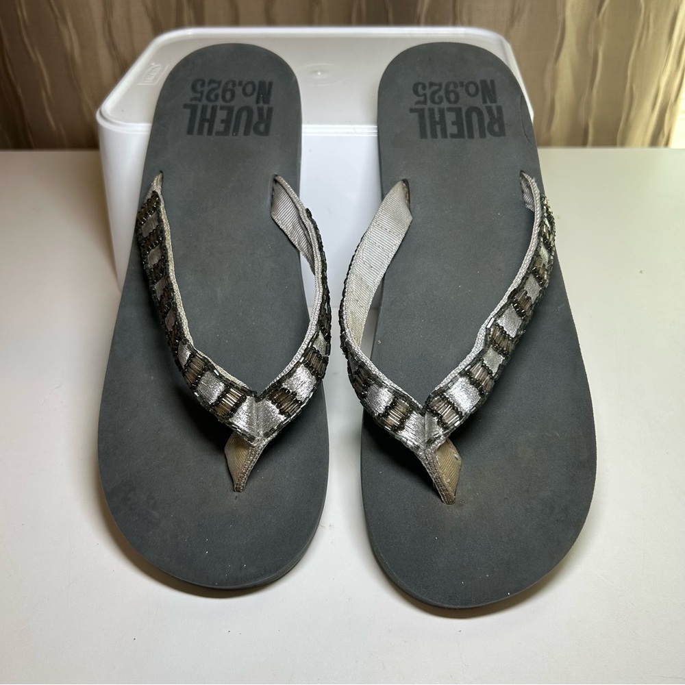 Ruehl No.925 Gray Sandals Flip Flops Women's 7 Metallic Accents Beading
